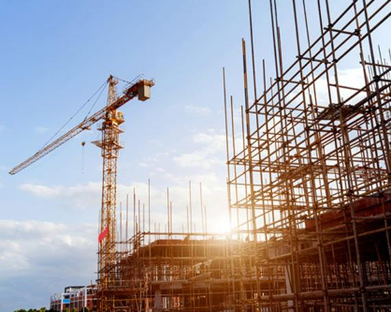 Chantier de gros œuvre avec grues et immeubles en construction